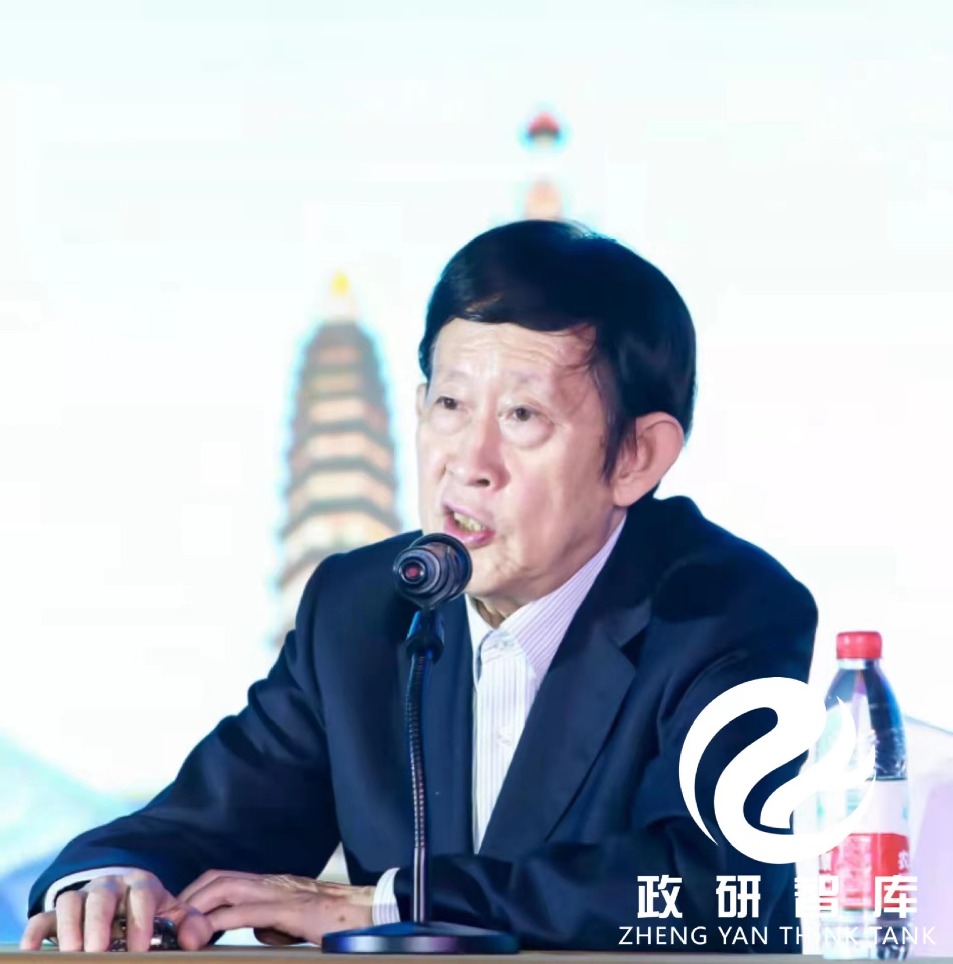 政研智库学术研究中心特邀著名文化学者王立群出席文化论坛并演讲